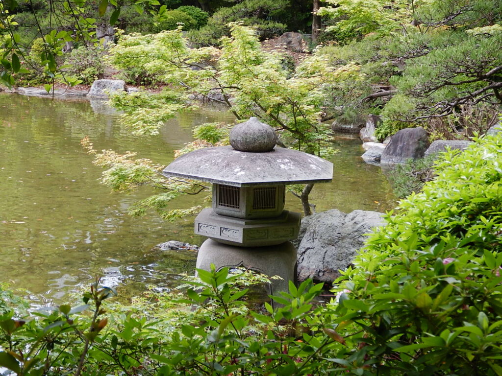 池の灯籠（友泉亭公園）